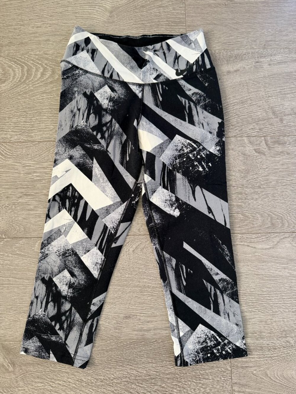Nike Dri FIT Abstract Print Crop Leggings Womens XS Black Gray